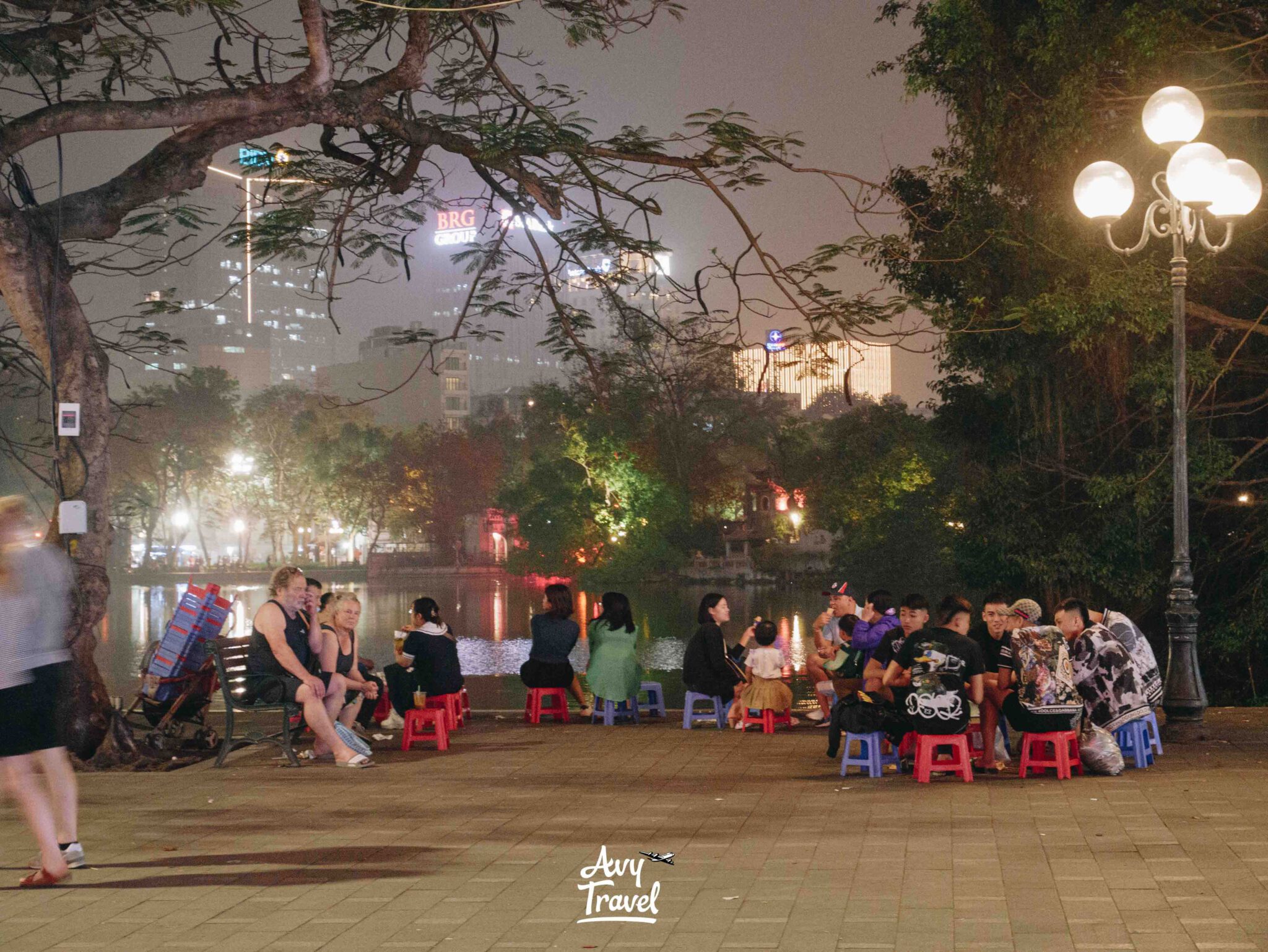 Hoan Kiem Lake at night