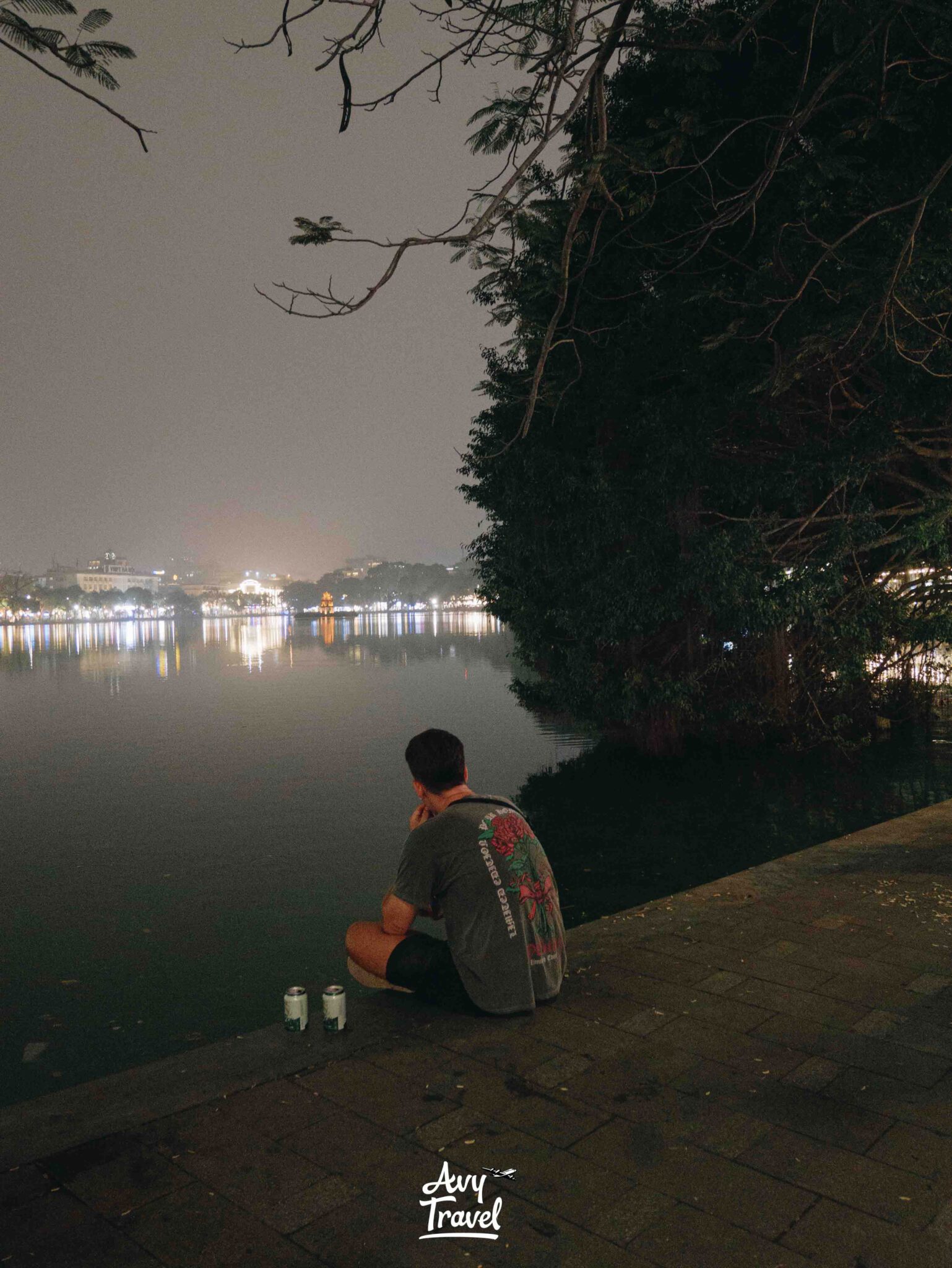 Hoan Kiem Lake at night
